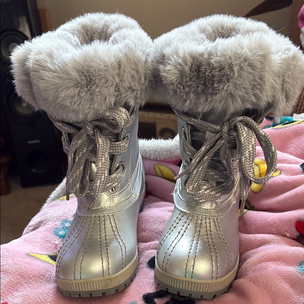 London Fog Silver Gray Winter Boots with Faux Fur Trim